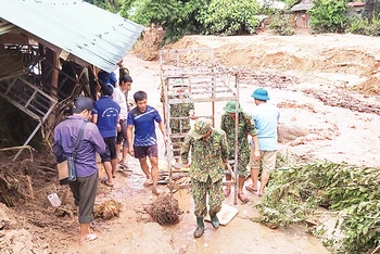 Bộ đội Biên phòng tỉnh Ðiện Biên giúp di chuyển người và tài sản ra khỏi vùng nguy hiểm. 