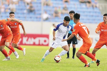 SHB Ðà Nẵng (áo cam) gây thất vọng khi để thua 0-1 trước Sông Lam Nghệ An. (Ảnh VPF) 