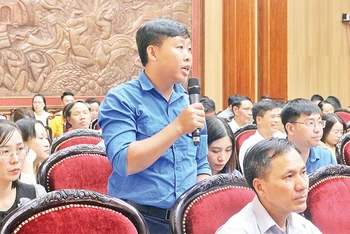 Cán bộ, đoàn viên, hội viên đặt câu hỏi tại hội nghị đối thoại với người đứng đầu cấp ủy, chính quyền tỉnh Hà Nam. 