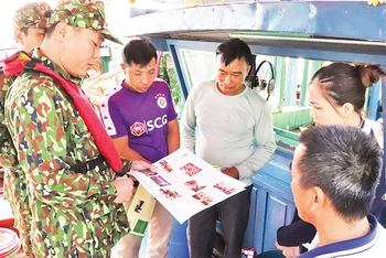 Hải đội 2, Bộ đội Biên phòng Quảng Ninh tuyên truyền cho ngư dân về đánh bắt thủy sản trên biển, chống khai thác IUU. 