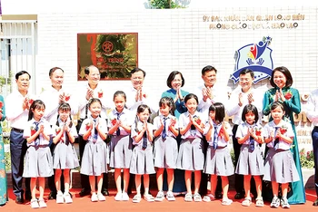 Lãnh đạo thành phố Hà Nội và quận Long Biên dự lễ khánh thành Trường tiểu học đô thị Sài Ðồng. 