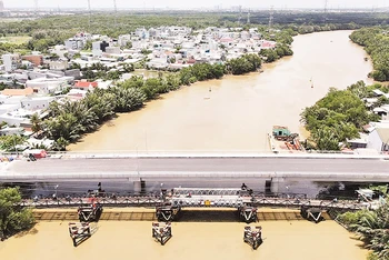 Cầu Long Kiểng (huyện Nhà Bè) là một trong những dự án đầu tư bằng nguồn vốn ngân sách sắp hoàn thành. (Ảnh Thế Anh) 