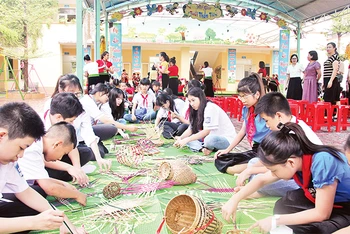 Giao lưu giữa học sinh một số trường tại thị xã Nghĩa Lộ, tỉnh Yên Bái. 
