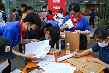 Trường đại học Công nghiệp TP Hồ Chí Minh tiếp nhận thí sinh đến làm thủ tục nhập học. (Ảnh NHẬT THỊNH). 