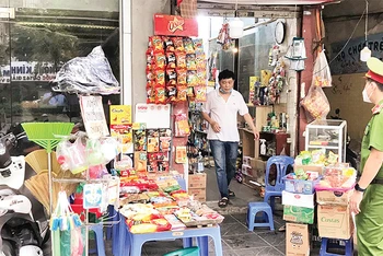 Lực lượng chức năng phường Cát Linh nhắc nhở các hộ kinh doanh không bày hàng hóa trên hè, bảo đảm trật tự đô thị trên địa bàn. 