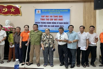 Hội Nạn nhân chất độc da cam/dioxin thành phố Ðà Nẵng gặp mặt, tặng quà hỗ trợ nạn nhân chất độc da cam. 