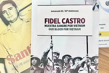 Cuốn sách "Fidel castro - Vì Việt Nam, nguyện hiến dâng cả máu!". (Ảnh TTXVN) 