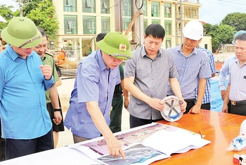 Lãnh đạo tỉnh Ðiện Biên kiểm tra tiến độ thi công cầu Thanh Bình. 
