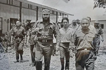 Chủ tịch Cuba Fidel Castro thăm Khu trụ sở Chính phủ cách mạng lâm thời Cộng hòa miền nam Việt Nam tại huyện Cam Lộ, ngày 15/9/1973. (Ảnh Tư liệu) 