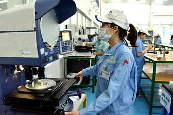 Công nhân làm việc trong xưởng sản xuất linh kiện cơ khí, Khu công nghiệp VSIP Bắc Ninh. (Ảnh NGUYỄN ÐĂNG) 