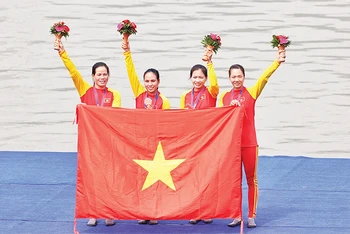 Ðội tuyển rowing nữ Việt Nam đoạt HCÐ nội dung thuyền 4 nữ hạng nặng một mái chèo. (Ảnh HOÀNG LINH) 