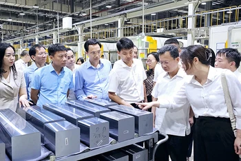 Lãnh đạo tỉnh Quảng Ninh thăm dây chuyền sản xuất của Nhà máy Jinko Solar tại Khu công nghiệp Sông Khoai, thị xã Quảng Yên. 