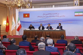 Chủ tịch Quốc hội Vương Ðình Huệ phát biểu về quan hệ hai nước tại Viện nghiên cứu chính trị và quốc tế, Bộ Ngoại giao Iran. 