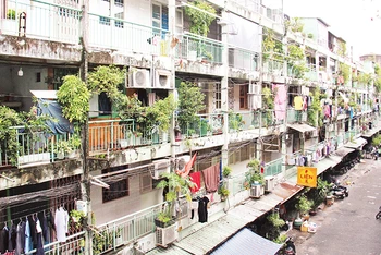 Sau hơn 45 năm sử dụng, chung cư Nguyễn Thiện Thuật, Quận 3, Thành phố Hồ Chí Minh đã bị xuống cấp, gây nhiều khó khăn cho công tác phòng cháy, chữa cháy. (Ảnh THẾ ANH) 