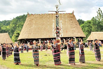 Ðồng bào miền núi Tây Giang biểu diễn văn hóa truyền thống. 