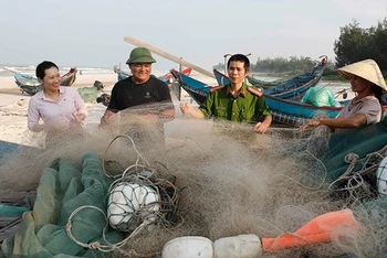 Gia đình anh Lê Văn Bình (huyện Lệ Thủy, tỉnh Quảng Bình) vay 100 triệu đồng từ Ngân hàng Chính sách xã hội, mua ngư cụ đánh bắt hải sản. (Ảnh TRẦN VIỆT) 