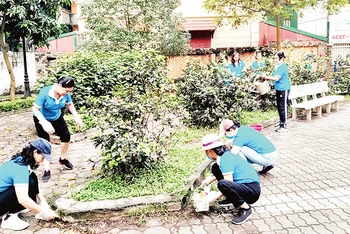 Người dân phường Ðại Kim tham gia vệ sinh môi trường, tạo cảnh quan khang trang. 