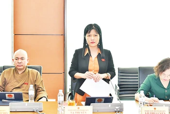 Ðại biểu Quốc hội Tạ Thị Yên (đoàn Ðiện Biên) phát biểu thảo luận về Dự thảo Luật Thủ đô (sửa đổi). 