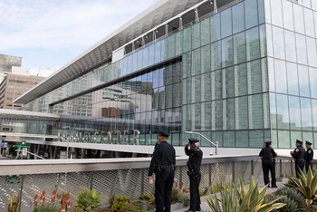 Cảnh sát làm nhiệm vụ bên ngoài địa điểm diễn ra Hội nghị các Nhà lãnh đạo kinh tế APEC tại San Francisco (Hoa Kỳ). (Ảnh TÂN HOA XÃ) 