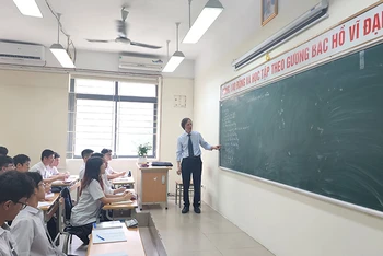 Thầy giáo Bùi Văn Phúc và học sinh Trường trung học phổ thông Chuyên Hà Nội-Amsterdam trong giờ học. 