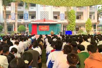 Tuyên truyền về sử dụng mạng xã hội an toàn, văn minh và phòng chống bạo lực học đường cho học sinh cùng toàn thể cán bộ, giáo viên Trường THPT Tân Uyên, tỉnh Lai Châu. 