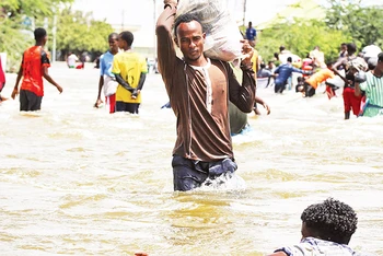 Lũ lụt khiến khoảng 30.000 người phải đi lánh nạn ở Somalia. 