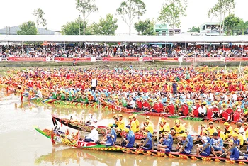 Sóc Trăng xác lập kỷ lục là địa phương tổ chức cuộc đua có số lượng ghe Ngo và vận động viên tham gia nhiều nhất Việt Nam. 