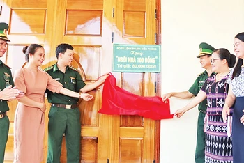 Bộ Chỉ huy Bộ đội Biên phòng tỉnh Thừa Thiên Huế bàn giao nhà tình nghĩa cho gia đình có hoàn cảnh khó khăn tại xã Sơn Thủy (huyện A Lưới). 