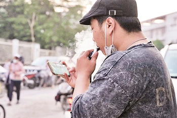 Tỷ lệ hút thuốc lá tại Việt Nam vẫn còn cao và gia tăng tỷ lệ người sử dụng thuốc lá mới. (Ảnh PHẠM VĂN) 