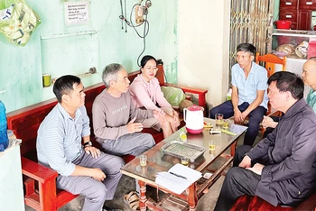Cán bộ huyện Ninh Giang và xã Kiến Quốc trao đổi với người dân thôn Cúc Bồ về chủ trương dỡ bỏ các công trình vi phạm kênh mương. 