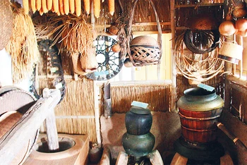 Một góc trưng bày các dụng cụ, công cụ vùng quê đồng bằng Bắc Bộ xưa tại Bảo tàng Ðồng quê. 