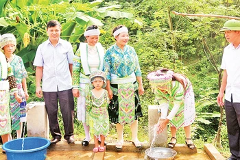 Ðược đầu tư bể chứa và đường ống, đồng bào dân tộc H’Mông ở xóm Làng Giai (xã La Hiên, huyện Võ Nhai) được sử dụng nước hợp vệ sinh. (Ảnh CTV) 