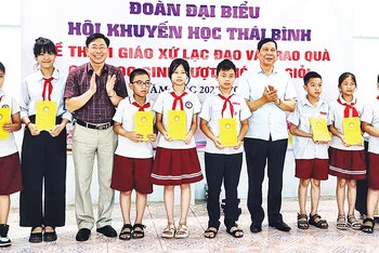 Hội Khuyến học tỉnh Thái Bình trao quà tặng các em học giỏi vượt khó tại Giáo xứ Lạc Ðạo (thành phố Thái Bình). 