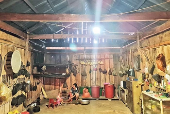 Người dân sống trên sườn núi Puxailaileng đã có điện lưới quốc gia để phục vụ sinh hoạt. 