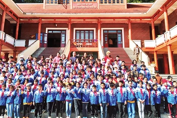 Nhiều trường học tổ chức cho học sinh tham quan Khu di tích Quốc gia đặc biệt rừng Trần Hưng Ðạo. 
