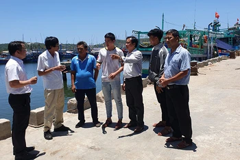 Các cấp ủy ở Hoài Nhơn (Bình Ðịnh) thường xuyên gặp gỡ, trao đổi với ngư dân, thúc đẩy hiệu quả chủ trương tạo nguồn, bồi dưỡng và kết nạp ngư dân vào Ðảng. 