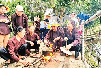 Du khách tìm hiểu các công đoạn làm bánh đúc truyền thống tại Giang Biên, quận Long Biên, TP Hà Nội. (Ảnh LINH TÂM) 