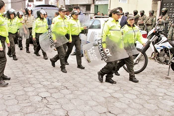 Lực lượng cảnh sát tuần tra ở thủ đô Quito của Ecuador. 