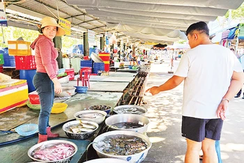 Chợ hải sản Hồ Tràm đã được chỉnh trang sạch đẹp, bán đúng giá niêm yết được nhiều du khách tới tham quan và mua hàng. 