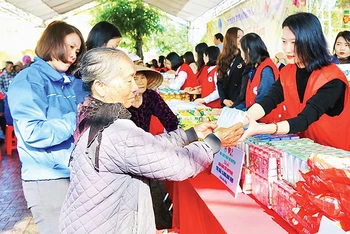 Người dân tham dự "Chợ Tết nhân ái" huyện Thạch Hà, tỉnh Hà Tĩnh. (Ảnh HỮU ANH) 