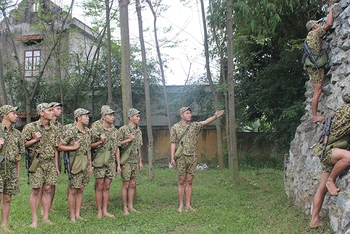 Một buổi huấn luyện trèo vách đá của các chiến sĩ Tiểu đoàn Ðặc công 19, Bộ Tham mưu Quân khu 2. 