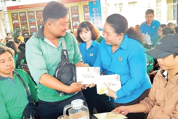 Liên đoàn Lao động thành phố thăm hỏi, tặng quà Tết đoàn viên Nghiệp đoàn xe ôm công nghệ trên địa bàn quận Bình Tân. 