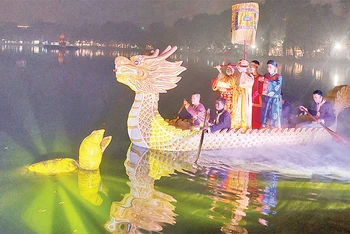 Tái hiện huyền thoại Vua Lê Thái Tổ ngự thuyền rồng trả gươm báu cho rùa thần trên hồ Hoàn Kiếm. 