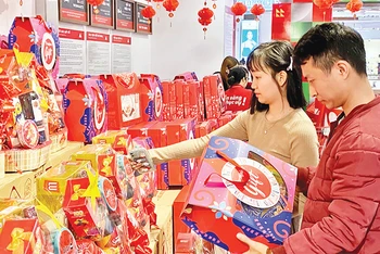 Người tiêu dùng mua sắm hàng hóa Tết tại siêu thị Winmart (Trung tâm thương mại Vincom Mega Mall Smart City, Nam Từ Liêm, Hà Nội). 