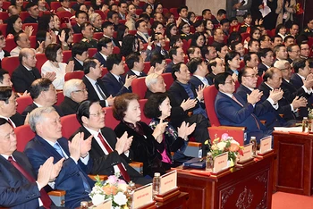 Thủ tướng Phạm Minh Chính và các đồng chí lãnh đạo, nguyên lãnh đạo Ðảng, Nhà nước dự lễ trao giải. (Ảnh TRẦN HẢI) 