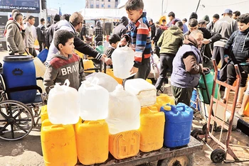 Người dân chờ lấy nước sạch ở phía nam Dải Gaza. 