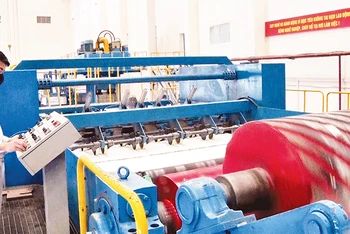 Sản xuất giấy xuất khẩu ở Nhà máy giấy và bột giấy An Hòa. 