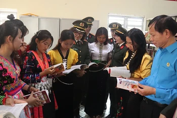 Ðoàn công tác Bộ Công an trao tủ sách với 1.200 đầu sách tặng Trường phổ thông dân tộc bán trú và trung học cơ sở xã Na Sang, huyện Mường Chà, tỉnh Ðiện Biên. 