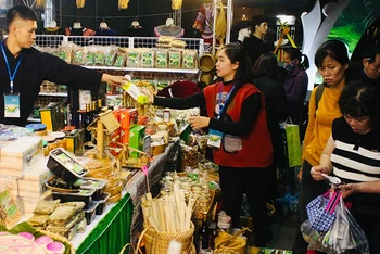 Khách tham quan gian hàng, mua sắm sản vật Cao Bằng trong Ngày hội du lịch Non nước Cao Bằng tại Hà Nội năm 2023. (Ảnh MẠNH PHÚC) 