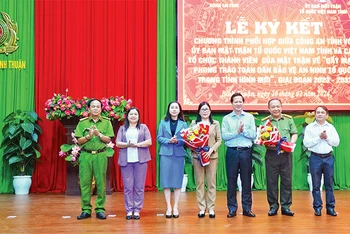 Ðồng chí Ðoàn Anh Dũng, Chủ tịch Ủy ban nhân dân tỉnh Bình Thuận trao bằng khen tặng tập thể, cá nhân. 